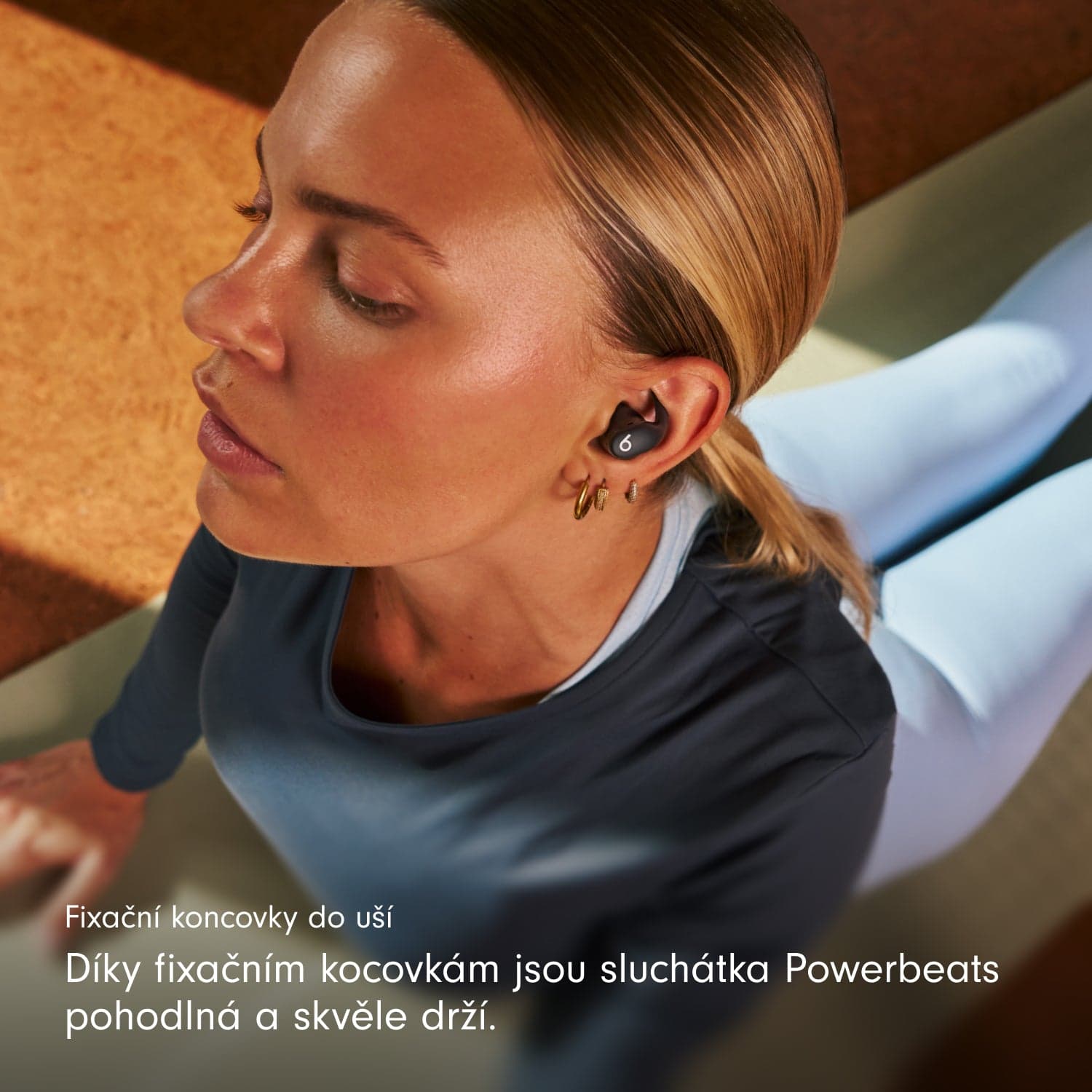 Bezdrátová sportovní sluchátka Powerbeats Fit - uhlově černá - náhled 4