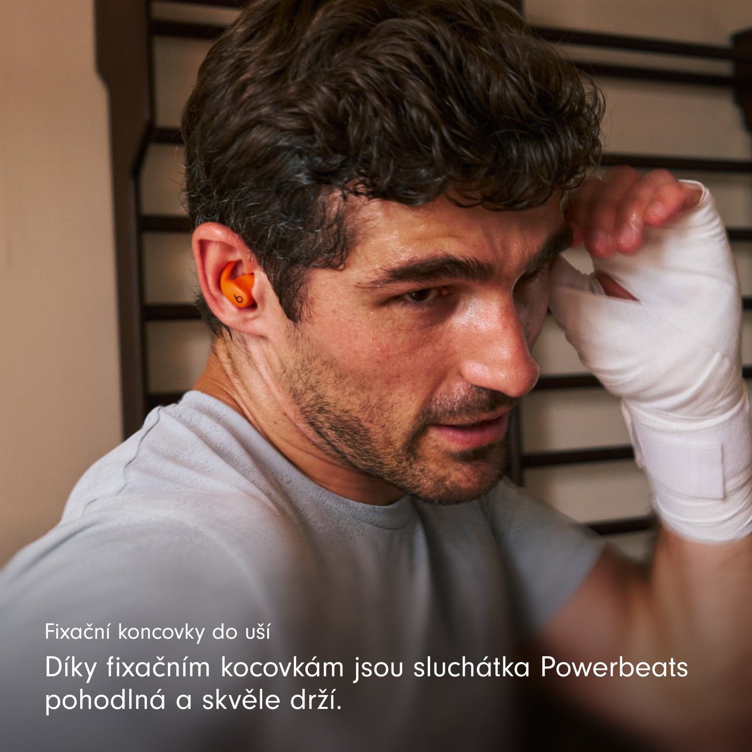 Bezdrátová sportovní sluchátka Powerbeats Fit - jiskrně oranžová - náhled 4