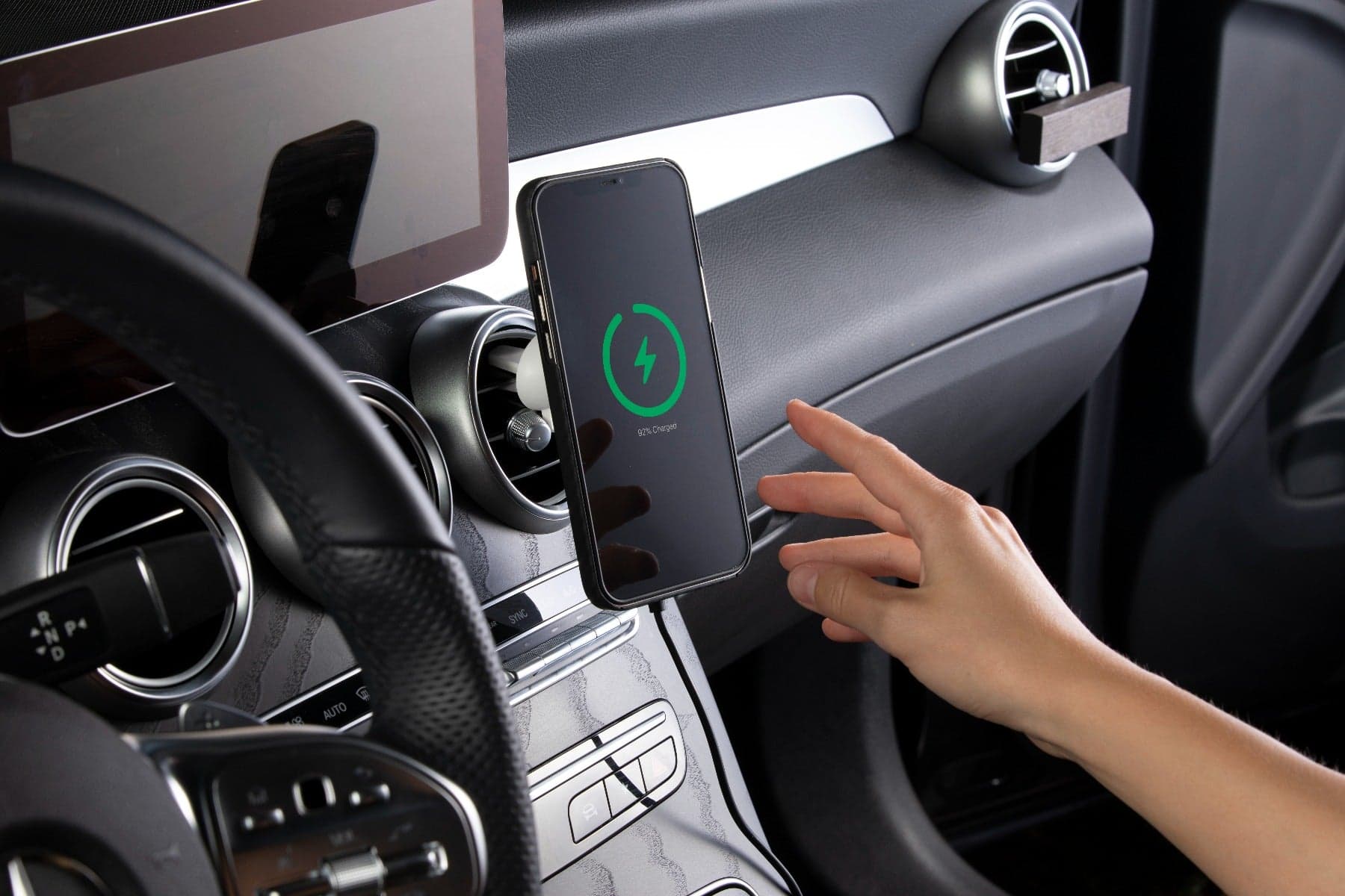Bezdrátová autonabíječka Epico s podporou MagSafe s adaptérem v balení - vesmírně šedá - náhled 5