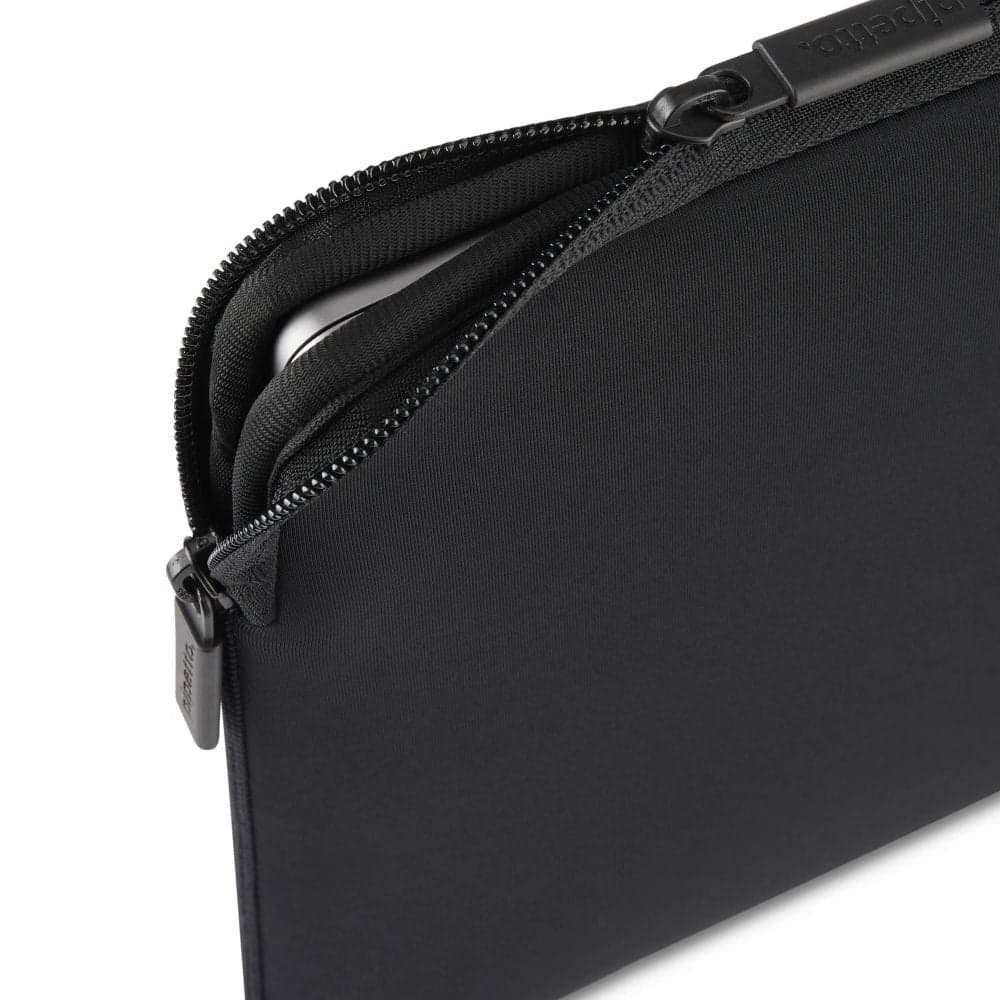 Ochranné pouzdro pro MacBook Neo Pipetto Classic Fit Sleeve - černé - náhled 5