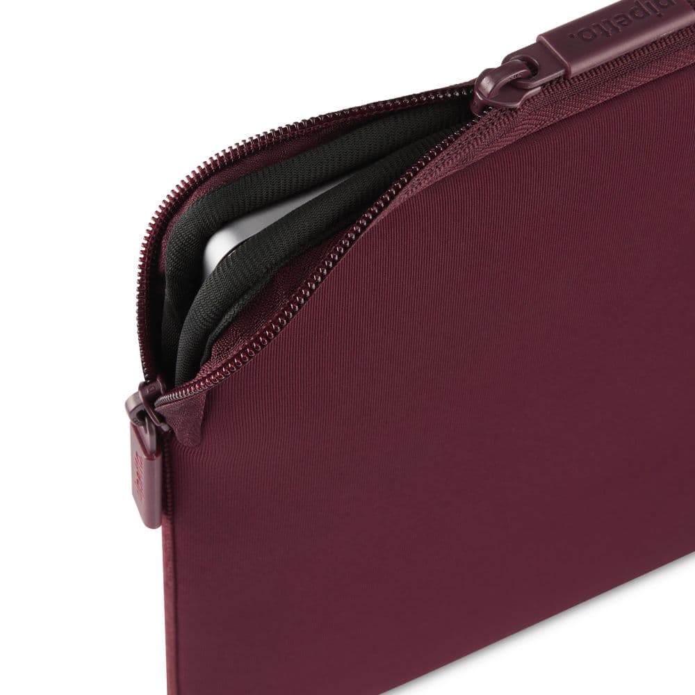 Ochranné pouzdro pro MacBook Neo Pipetto Classic Fit Sleeve - fialové - náhled 3