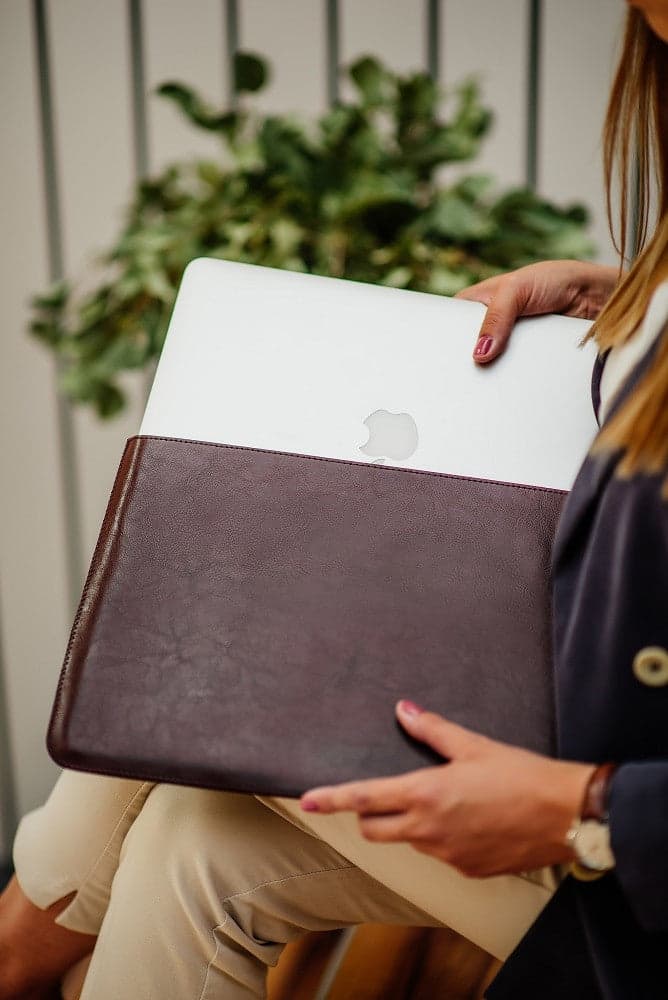 Obal na MacBook Pro 13" Red Ant Whiskey Aroma - burgundy - náhled 3