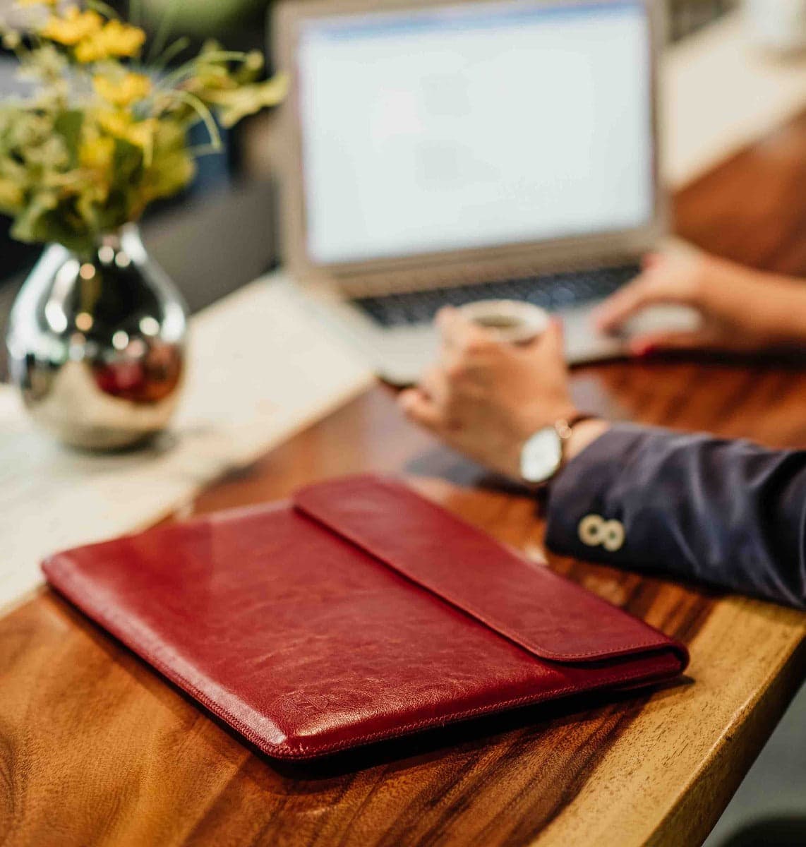 Obal na MacBook Pro 16" Red Ant Whiskey Aroma - červený - náhled 2
