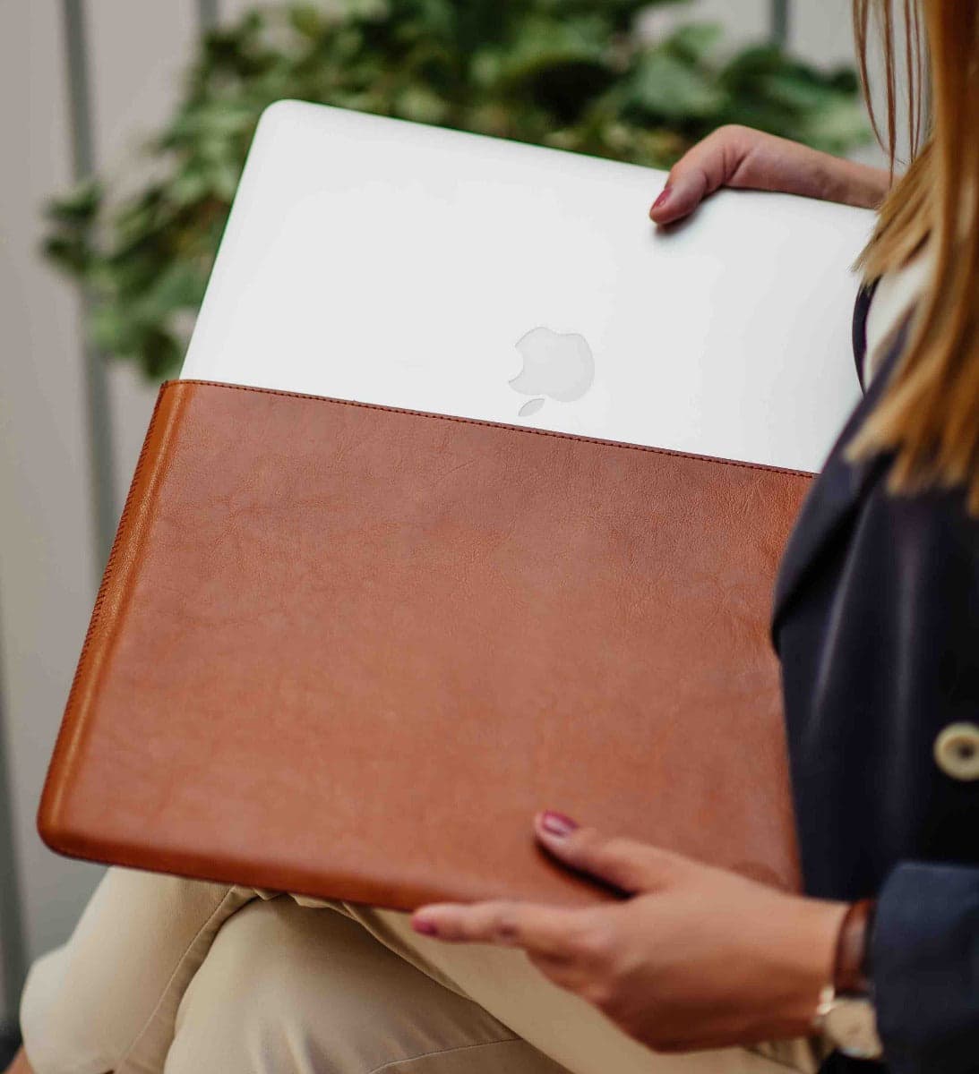 Obal na MacBook Pro 16" Red Ant Whiskey Aroma - světle hnědý - náhled 2