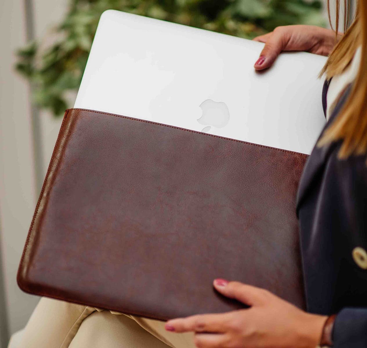 Obal na MacBook Pro 16" Red Ant Whiskey Aroma - hnědý - náhled 2