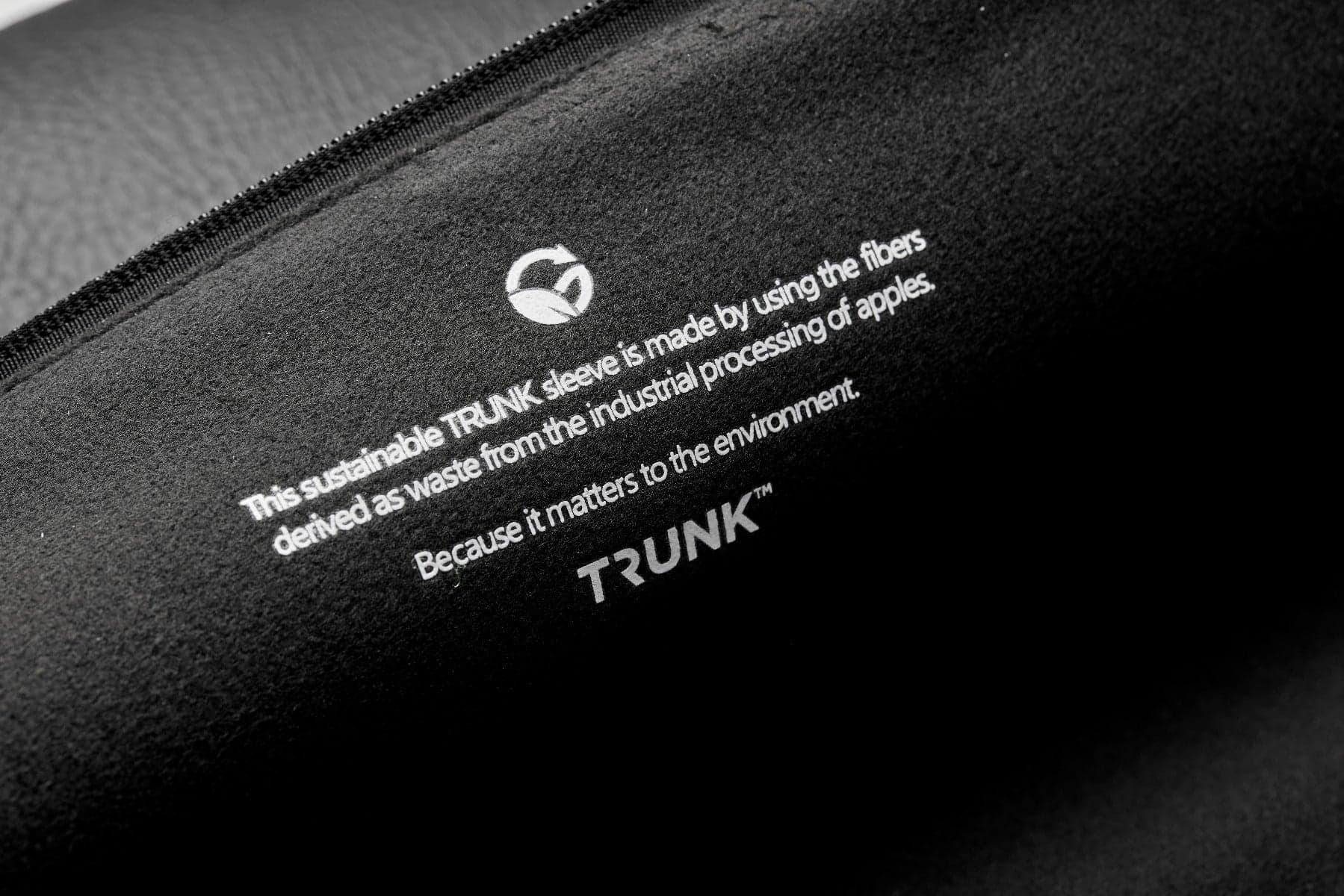 Pouzdro pro MacBook 13" Trunk Apple Peel Sleeve - černé - náhled 5