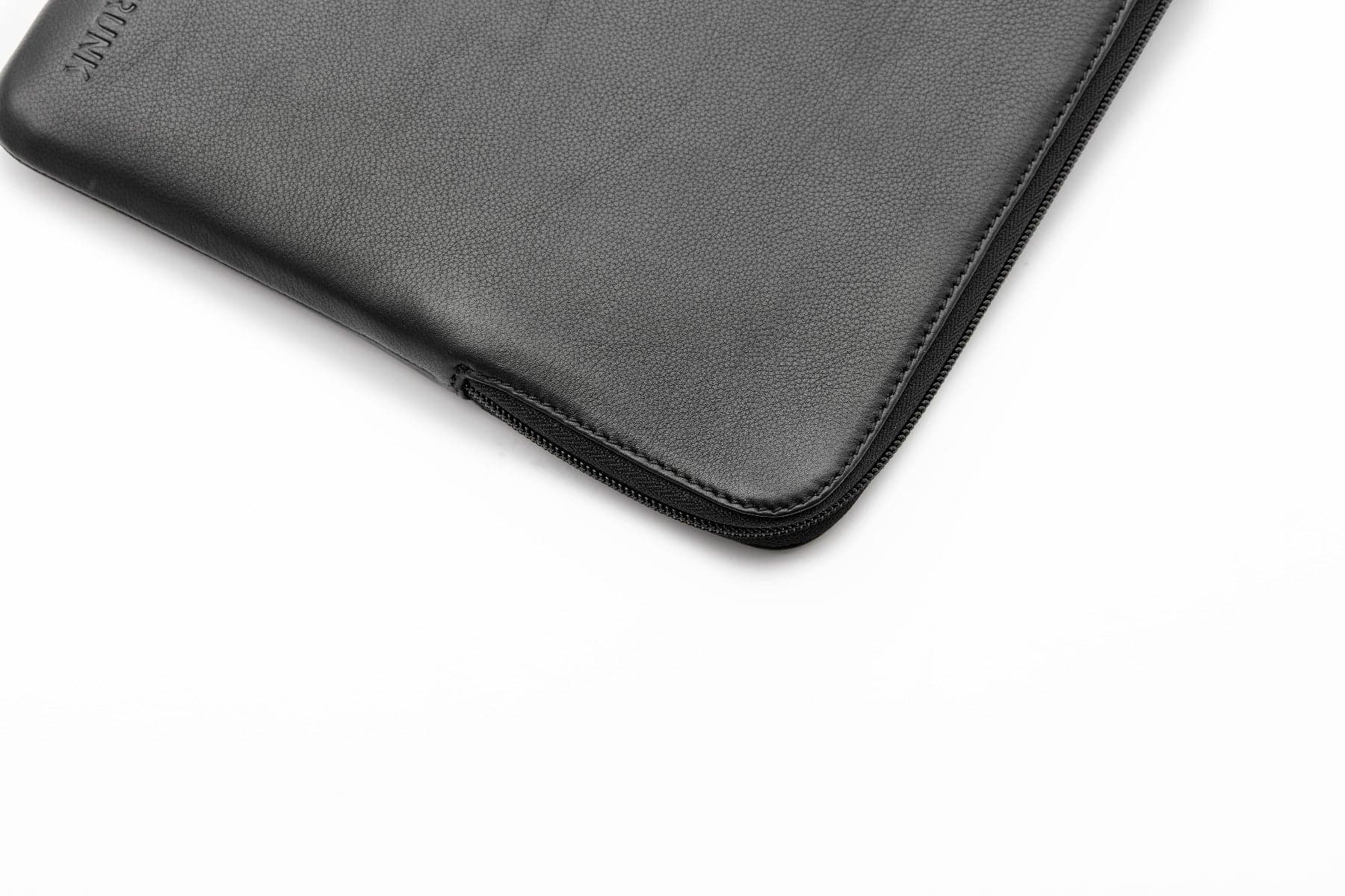 Pouzdro pro MacBook Pro 16" Trunk Leather Sleeve - černé - náhled 5