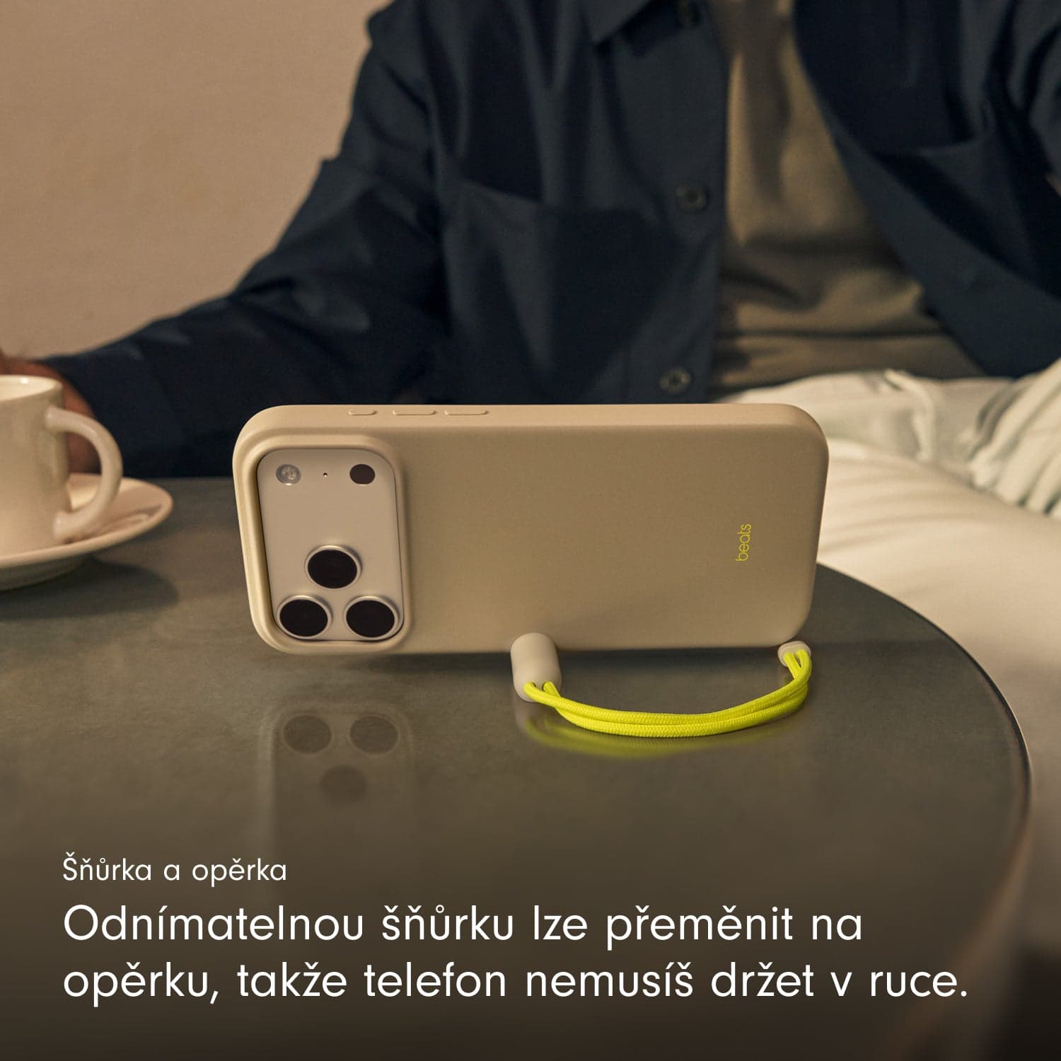 Kryt se stojánkem pro iPhone 17 Pro Beats s MagSafe a ovladačem fotoaparátu - vápencově šedý - náhled 4