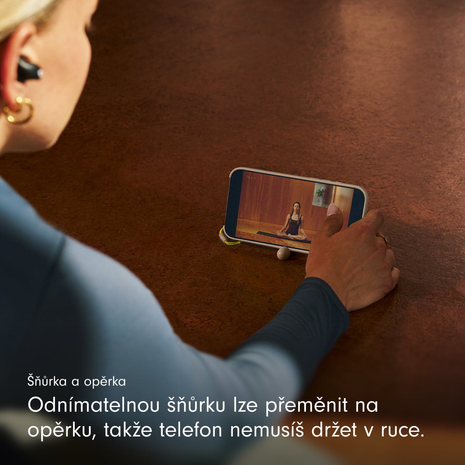 Kryt se stojánkem pro iPhone 17 Beats s MagSafe a ovladačem fotoaparátu - vápencově šedý - náhled 4